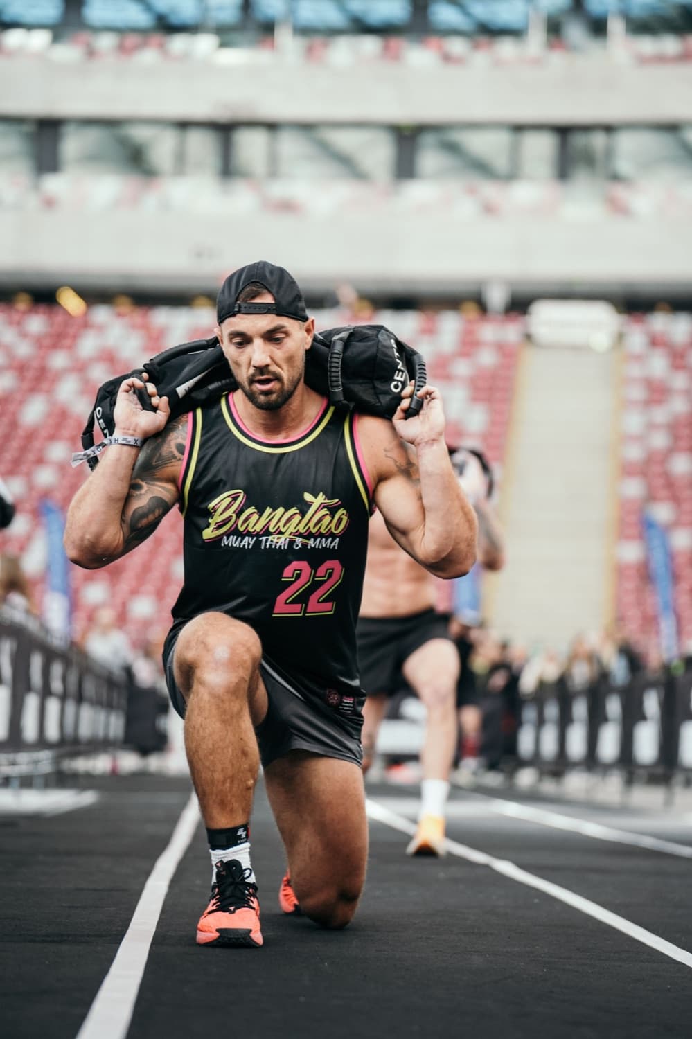 Filip Doda - sandbag lunges na zawodach HYROX